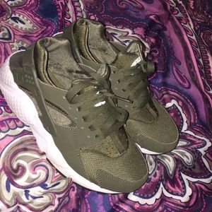 Like new Olive Nike Huaraches